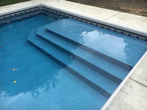 Wide pool corner step